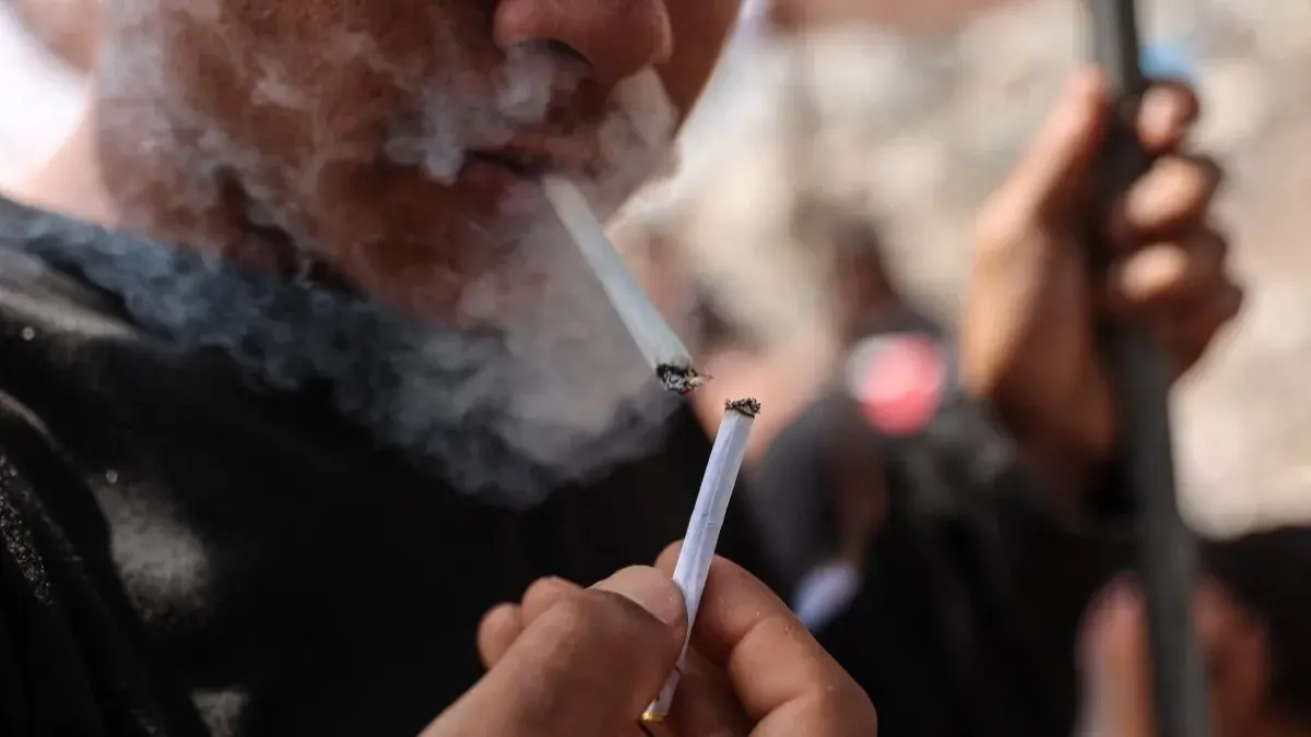 دراسة: أكثر من 2.7 مليون شخص بينهم أطفال يتعرضون للتدخين السلبي (أ ف ب) دراسة: أكثر من 2.7 مليون شخص بينهم أطفال يتعرضون للتدخين السلبي (أ ف ب)