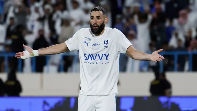 الهلال يكشف تفاصيل إصابة كريم بنزيما ومدة غيابه.. ضربة قوية لكتيبة إنزاغي