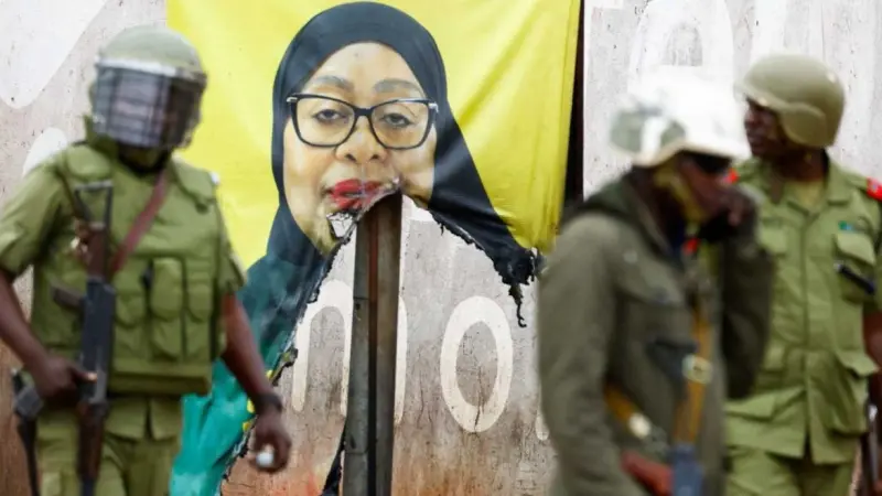 محتجون يقتحمون مطار دار السلام.. ماذا يحدث في تنزانيا؟