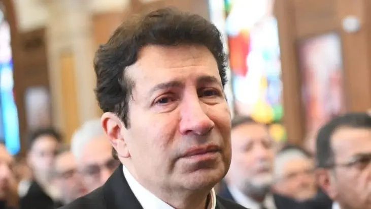 انهار بالبكاء.. مشهد مؤثر للفنان هاني رمزي في وداع والدته