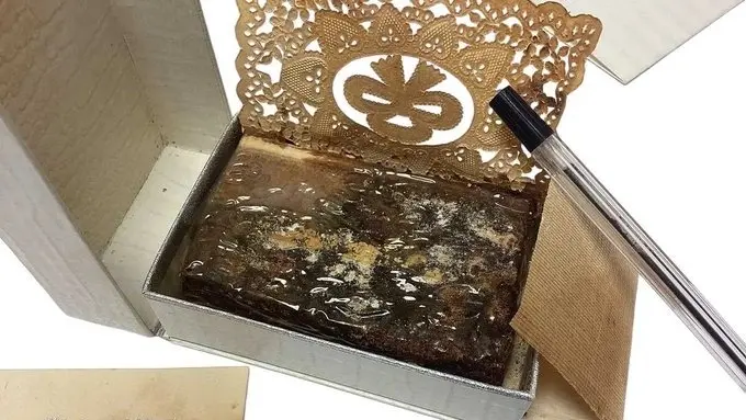 عمرها 77 عاما.. بيع قطعة نادرة من كعكة حفل زفاف الملكة إليزابيث