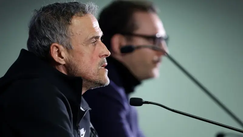 لويس إنريكي يرد على شائعات رحيله من باريس إلى ليفربول