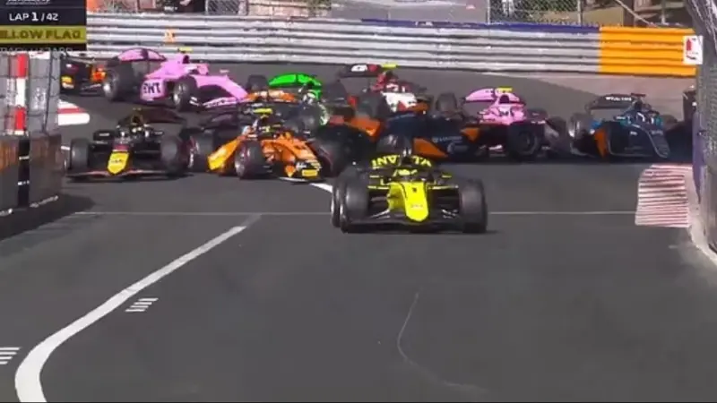 لقطات تحبس الأنفاس.. حادث جماعي يهزّ الفورمولا 2 في موناكو