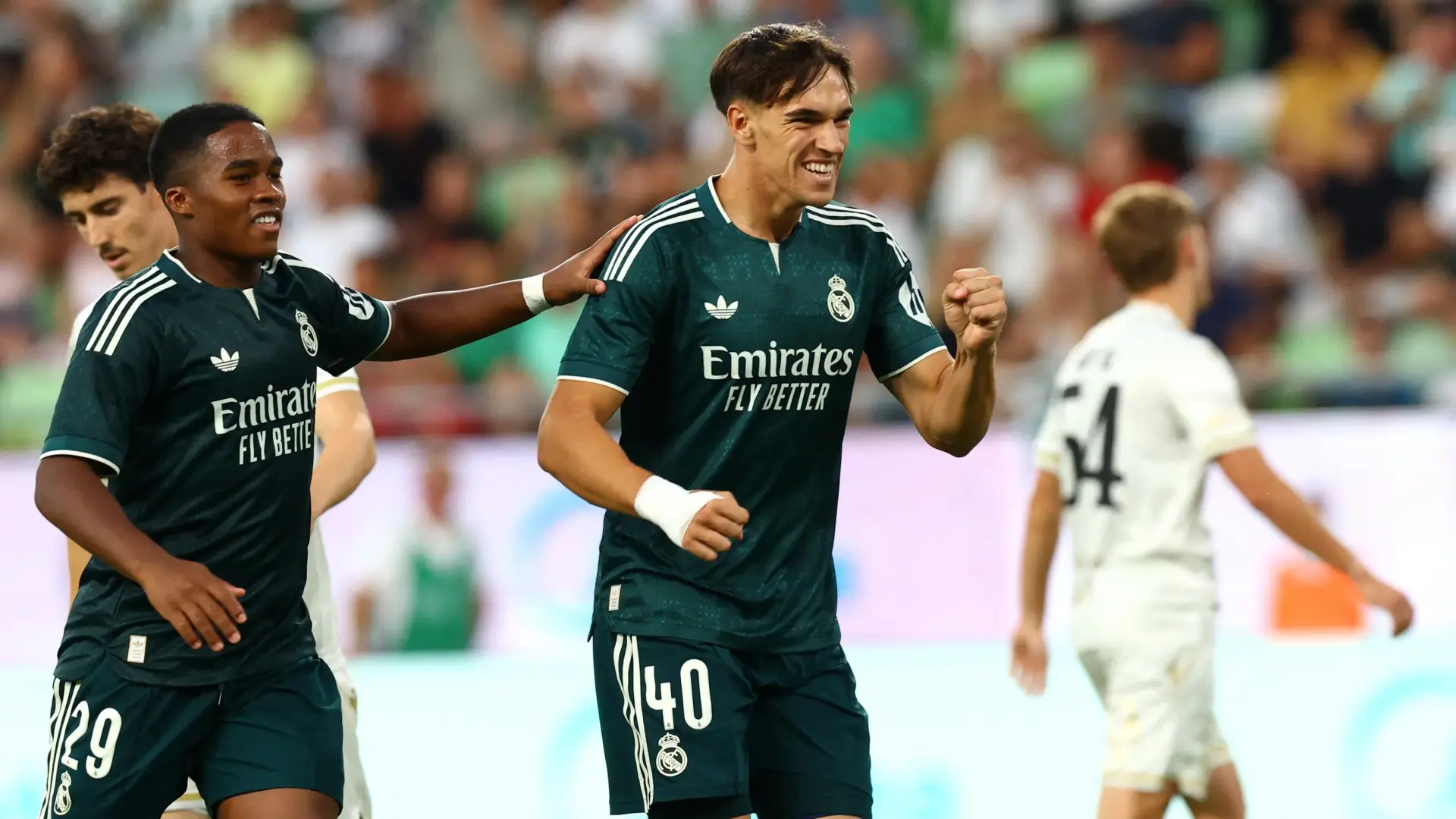 كارلوس إسبي بصم على أول أهدافه مع ريال مدريد (رويترز) كارلوس إسبي بصم على أول أهدافه مع ريال مدريد (رويترز)