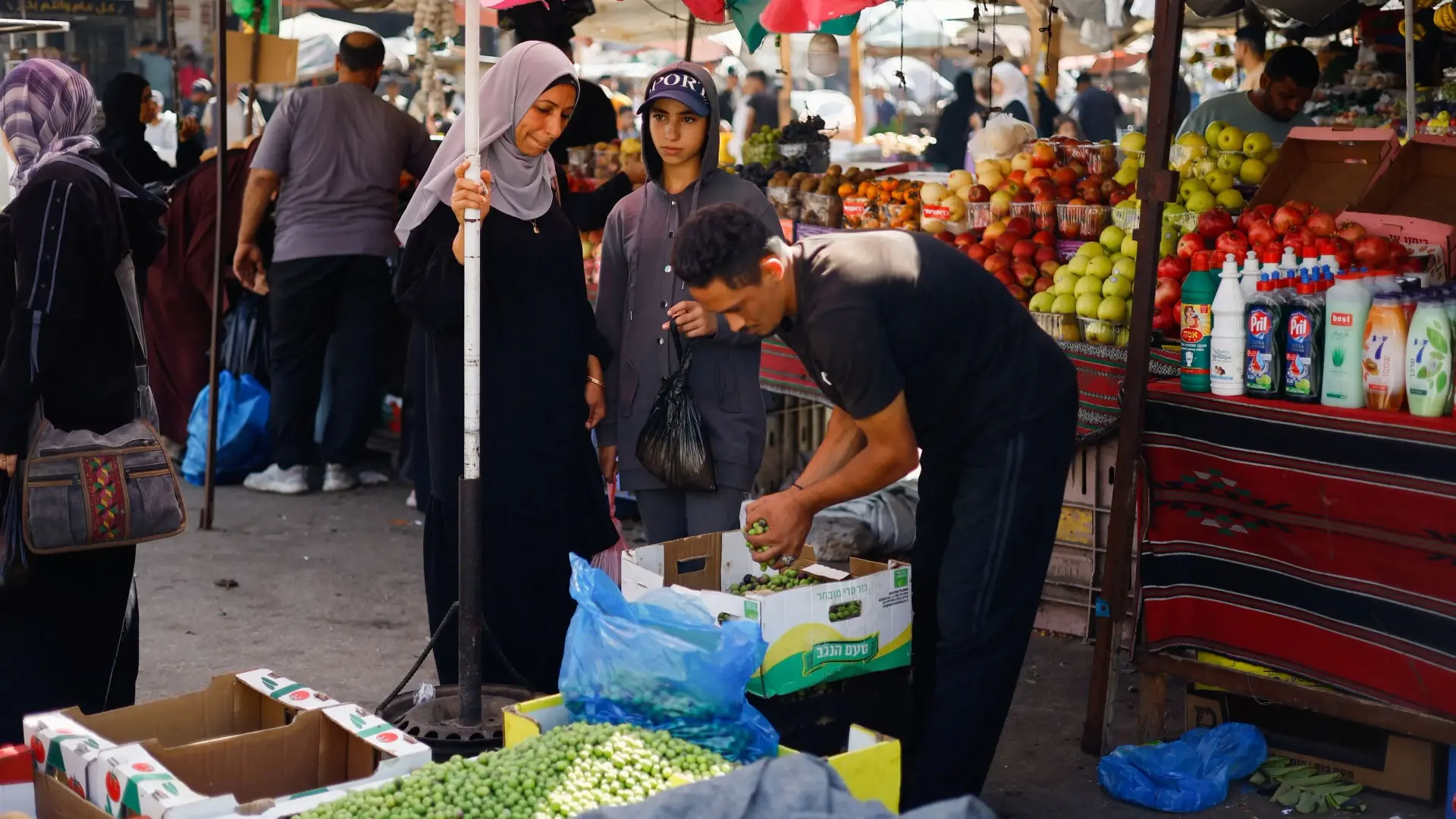 حماس" تطالب التجار بـ10 آلاف شيكل عن كل شاحنة إلى غزة" (رويترز) حماس" تطالب التجار بـ10 آلاف شيكل عن كل شاحنة إلى غزة" (رويترز)