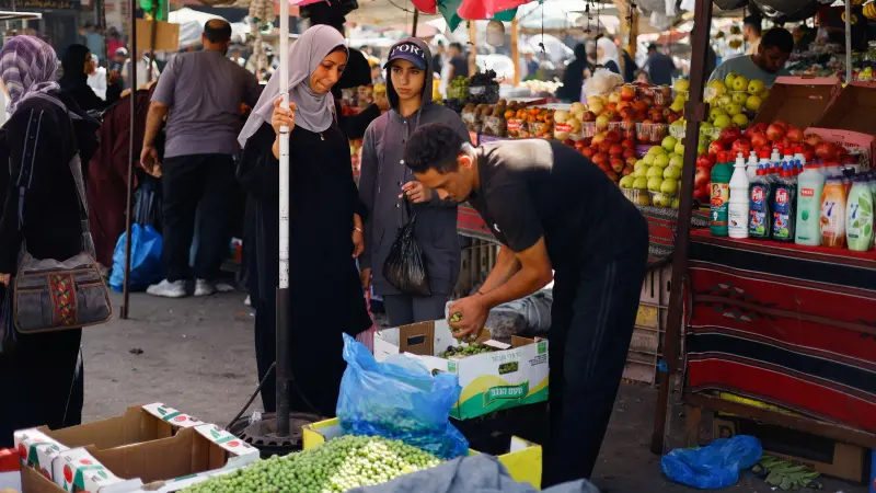 تجار غزة يعلّقون إدخال البضائع بسبب تهديدات "حماس"