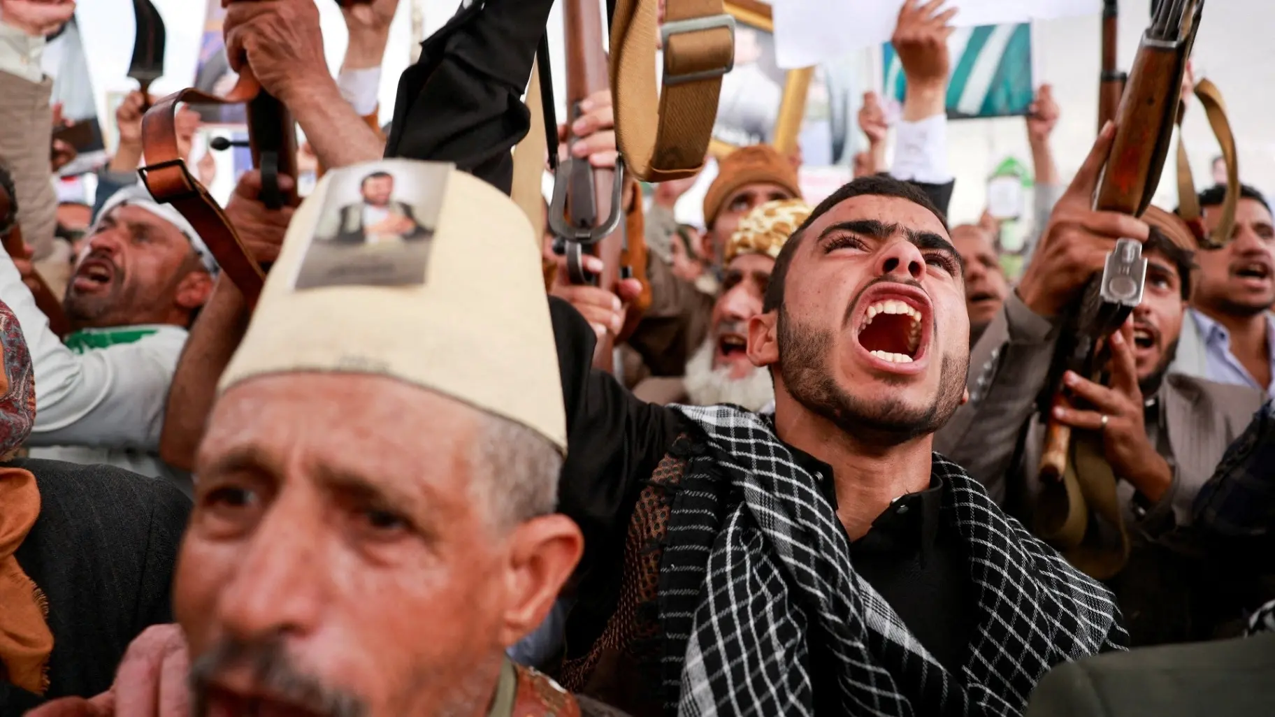 مسؤول عسكري على ساحل البحر الأحمر بمقتل 24 من رجال (رويترز) مسؤول عسكري على ساحل البحر الأحمر بمقتل 24 من رجال (رويترز)