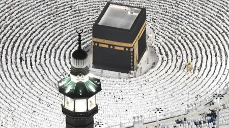 related_news_inside_blogsفيديو - من قمة برج الساعة.. لقطات للكعبة مع توافد الحجاج