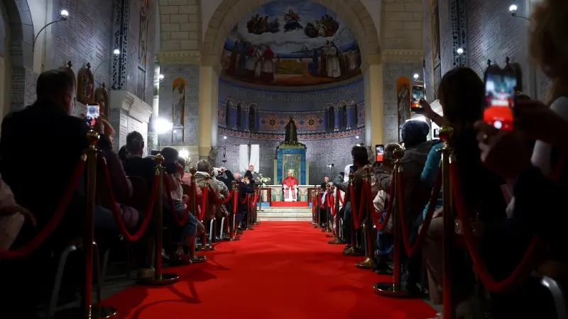 بالزغاريد.. شاهد لحظة دخول البابا إلى كنيسة السيدة الإفريقية بالجزائر