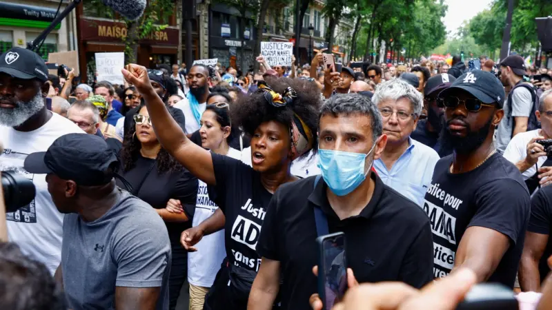 فيديو - رغم المنع.. متظاهرون في باريس ضد عنف الشرطة