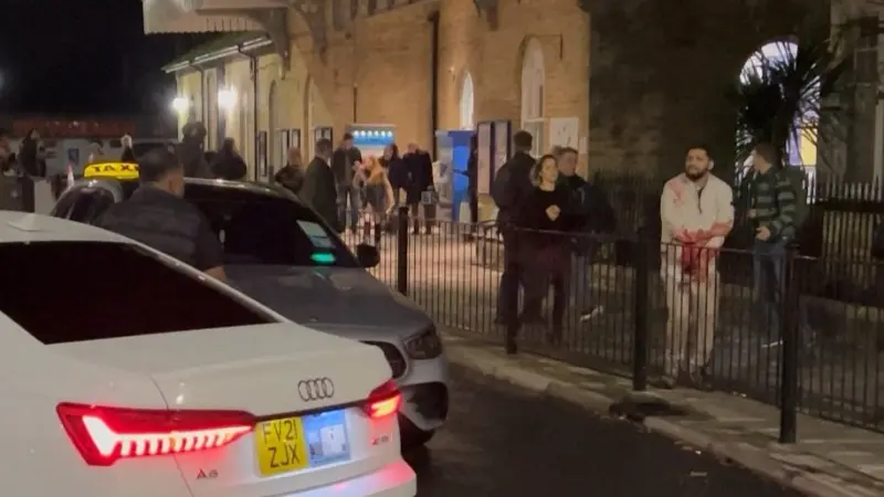 فيديو - بريطانيا.. حادث طعن جماعي داخل قطار يُخلّف 10 إصابات