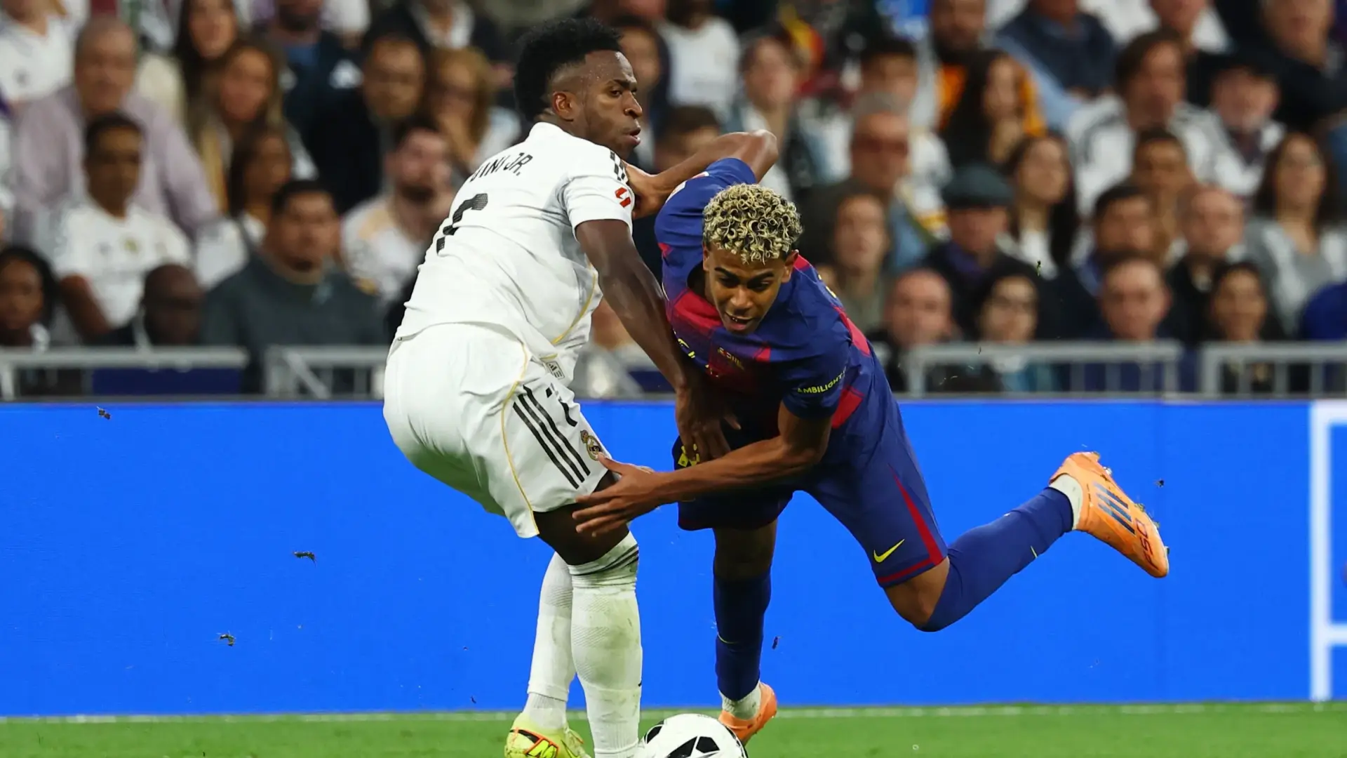 برشلونة يواجه ريال مدريد يوم 25 أكتوبر (رويترز) برشلونة يواجه ريال مدريد يوم 25 أكتوبر (رويترز)