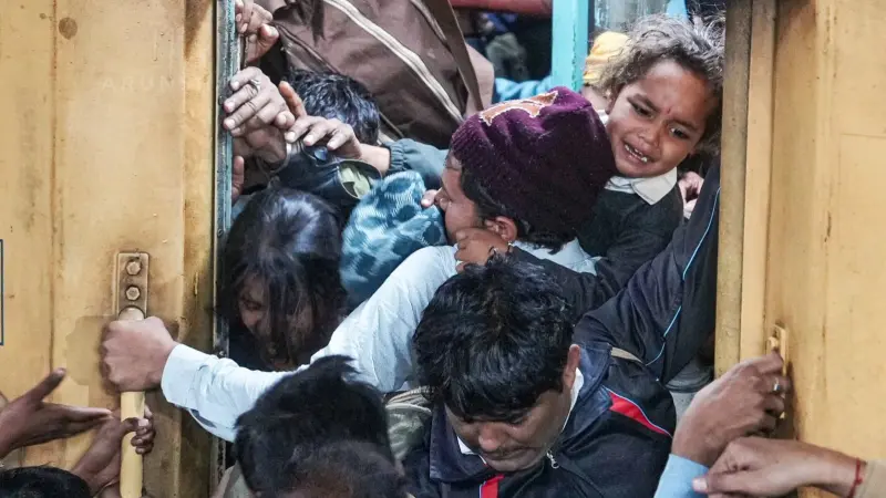 فيديو - مأساة متكرّرة في الهند.. ارتفاع عدد قتلى التدافع بمحطة القطار