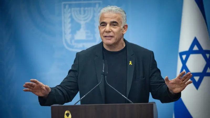 "فكرة جنونية".. لابيد يهاجم خطة المدينة الإنسانية في غزة