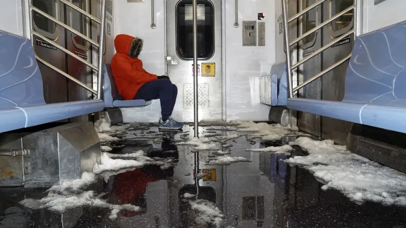 العاصفة فيرن تشلّ ولايات عدة في أميركا.. ثلوج قياسية وجليد كارثي