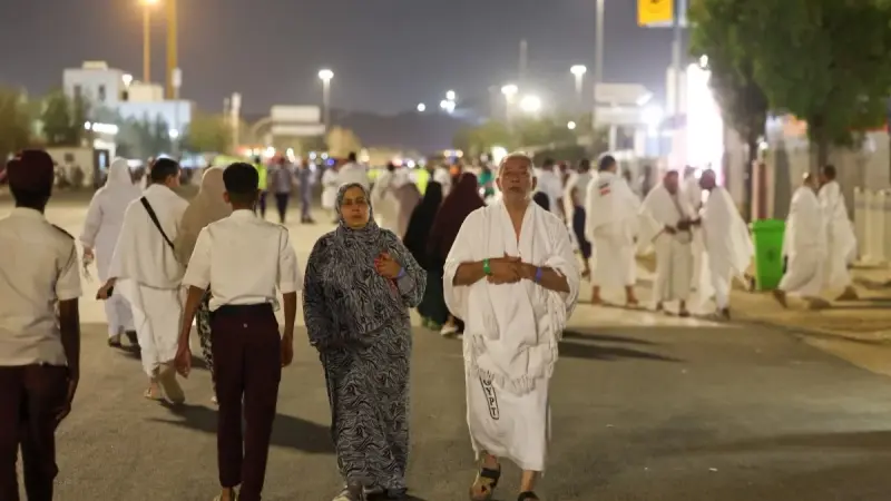 الحجاج يغادرون عرفات متجهين إلى مزدلفة