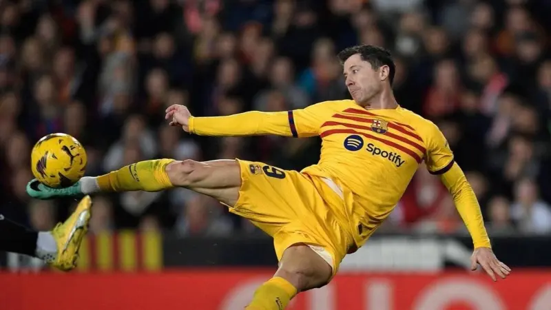 تحديات الأجر المرتفع والعمر.. هل يتخلى برشلونة عن ليفاندوفسكي؟