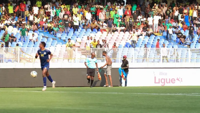 فيديو - ملعب كرة قدم في الكونغو يتحول إلى ساحة حرب بسبب إلغاء هدف مثير للجدل