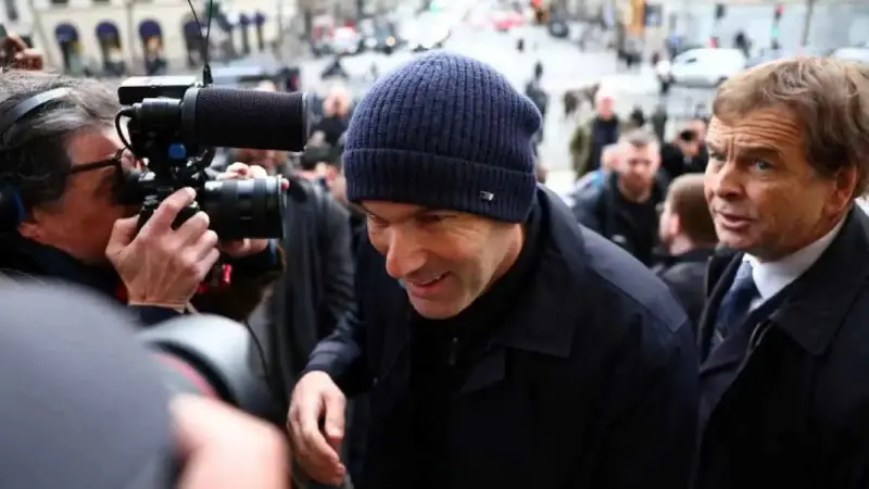 ظهور إنساني لزيدان يعيد اسمه إلى الواجهة في ظل وضع ريال مدريد