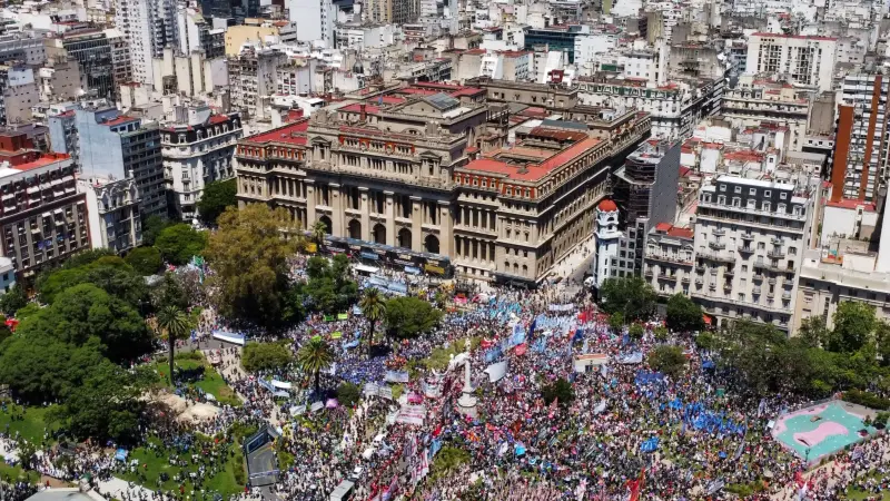 صور - آلاف الأرجنتينيين يتظاهرون ضد إجراءات الرئيس ميلي الاقتصادية