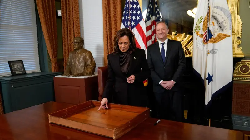 كامالا هاريس خارج سباق حكم كاليفورنيا.. هل تسعى لكرسي ترامب؟