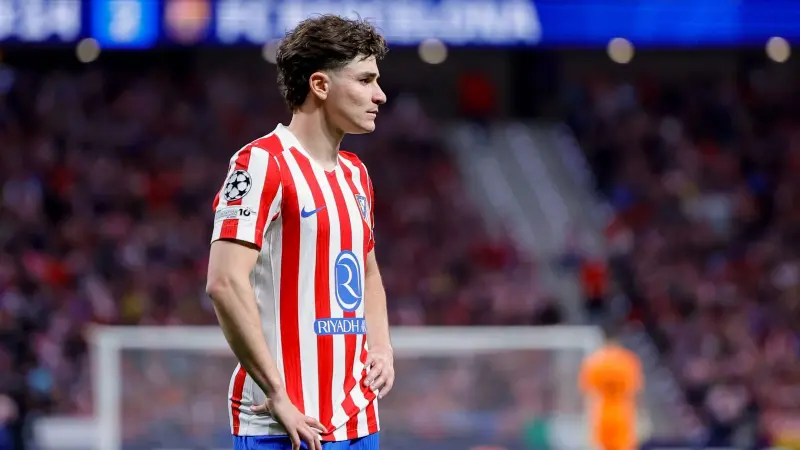 ألفاريز يخرج عن صمته ويوضح حقيقة انتقاله إلى برشلونة