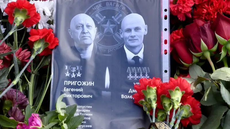 فيديو - من هي السيدة الغامضة التي زارت طائرة قائد فاغنر قبل وفاته؟