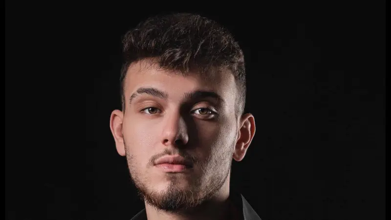 الشامي يؤجل طرح ألبومه الأول تضامنًا مع الأوضاع الإنسانية الراهنة