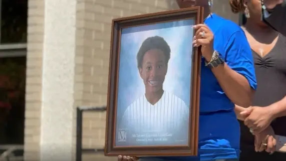 مرض نادر يقتل طفلا كان يسبح في بحيرة.. ما هي الأميبا آكلة الدماغ؟