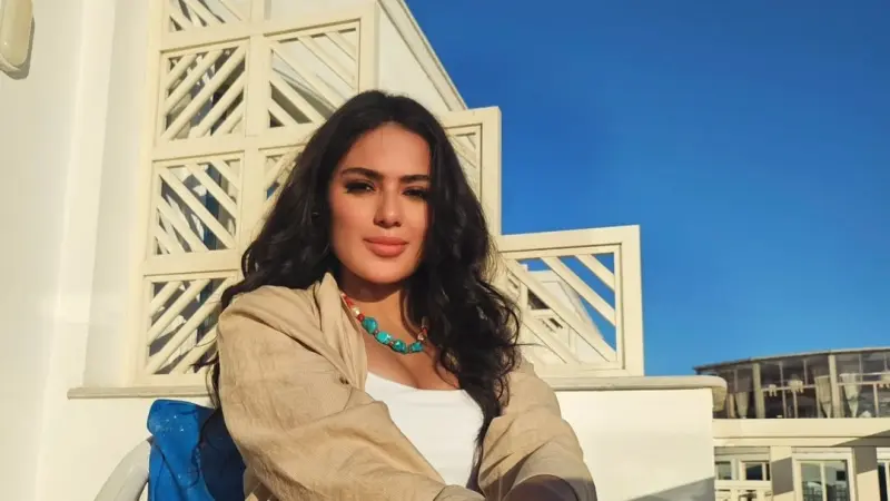 ثراء جبيل تخطف الأنظار في مهرجان الجونة رغم تقدم حملها