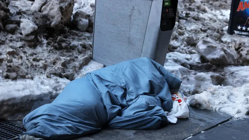 عاصفة شتوية تضرب كاليفورنيا وتشلّ حركة السفر