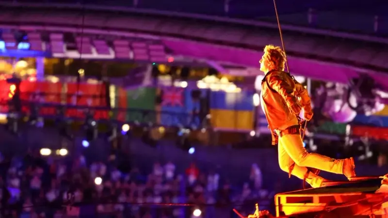 فيديو وصور: هبوط سينمائي لتوم كروز في حفل ختام أولمبياد باريس 2024