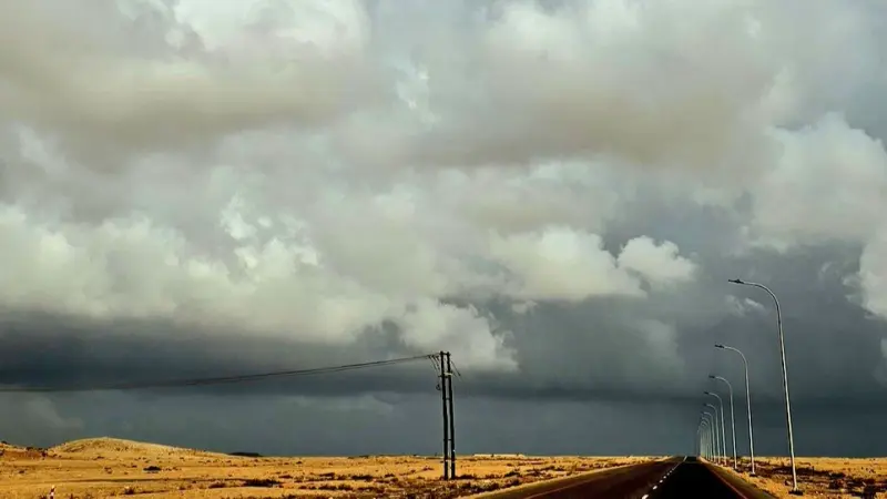 فيديو - مسار إعصار شاكتي يشتدّ.. وعاصفة تقترب من عُمان