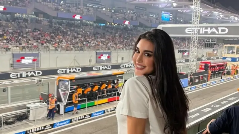 صور - بإطلالات جذابة.. نجمات يخطفن الأنظار خلال حضور فعاليات الفورمولا 1