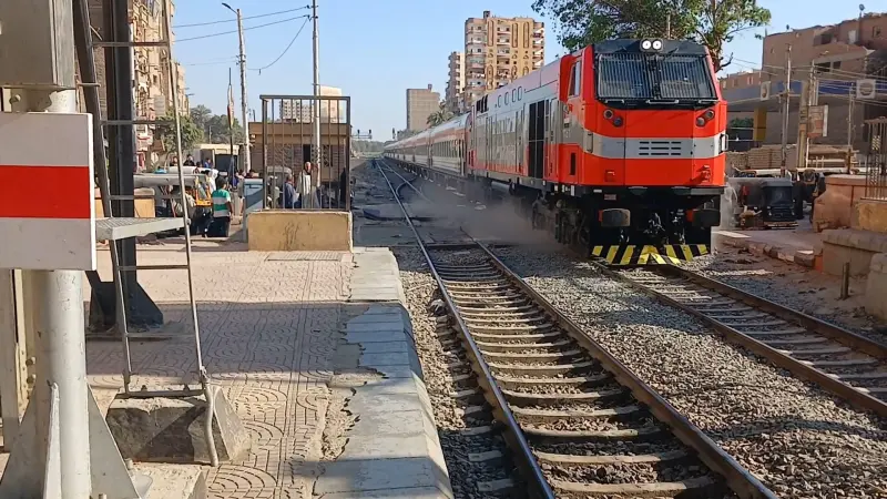 فيديو يوثق لحظة اصطدام قطار بشاحنة في مصر