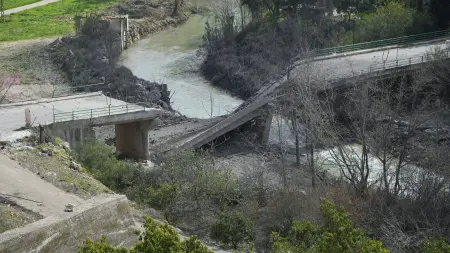 related_news_inside_blogsمعركة الجسور الإسرائيلية.. هل تنجح بالقضاء على "حزب الله"؟