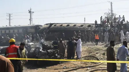 related_news_inside_blogsفيديو - تفجير دموي يهز باكستان.. 24 قتيلا باستهداف قطار عسكري