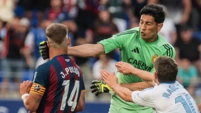 فيديو - حارس مرمى أرجنتيني "يخرج عن السيطرة" بعد طرده في دوري الدرجة الـ2 الإسباني