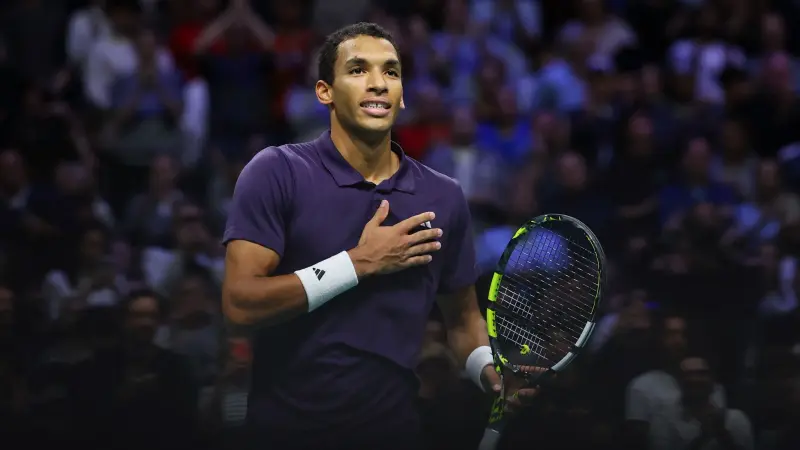 بطولة باريس للتنس - أوجيه-ألياسيم ينهي مغامرة بوبليك ويصل للنهائي