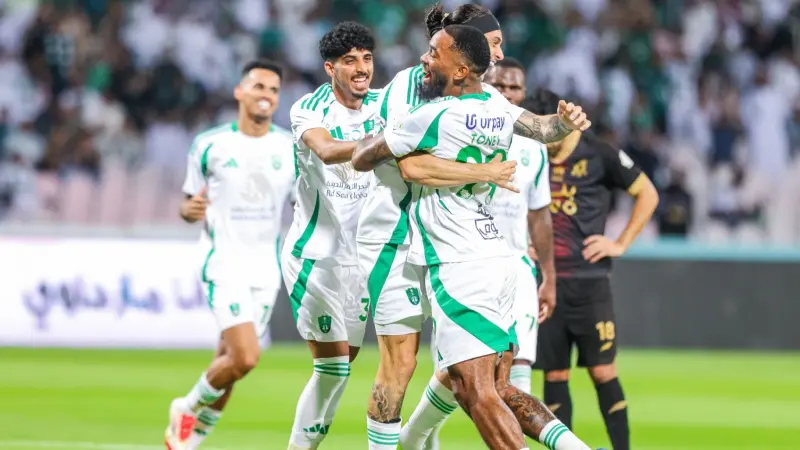 الأهلي يفلت من كمين الوحدة واستمرار تألق رياض محرز