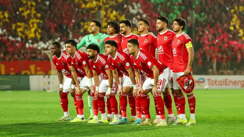 فيديو - إثارة جدل بسبب إلقاء قارورات مياه من جماهير الأهلي على لاعب الجيش الملكي