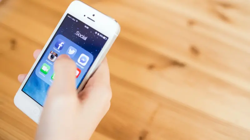 إجهاد العين الرقمي.. مخاطر ساعة واحدة من تصفح الهاتف