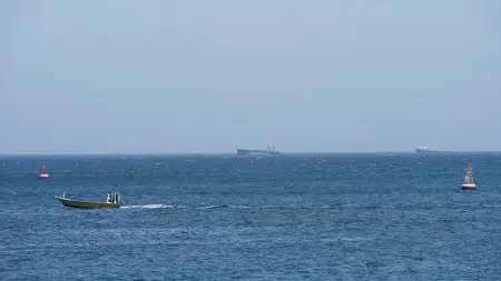 related_news_inside_blogsبعد الهدنة.. هل عادت حركة الملاحة فعلا بمضيق هرمز؟