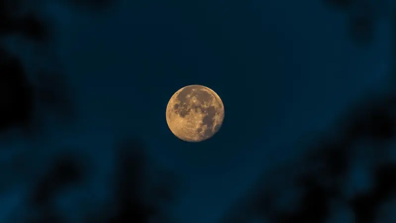 الملايين ينتظرون رؤية القمر الأزرق العملاق غدا