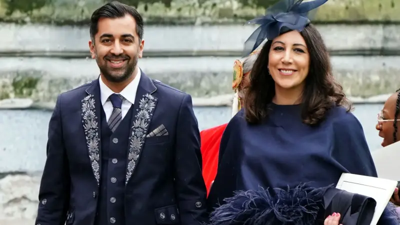 حمزة يوسف يحذّر من تداعيات حفل تتويج الملك تشارلز