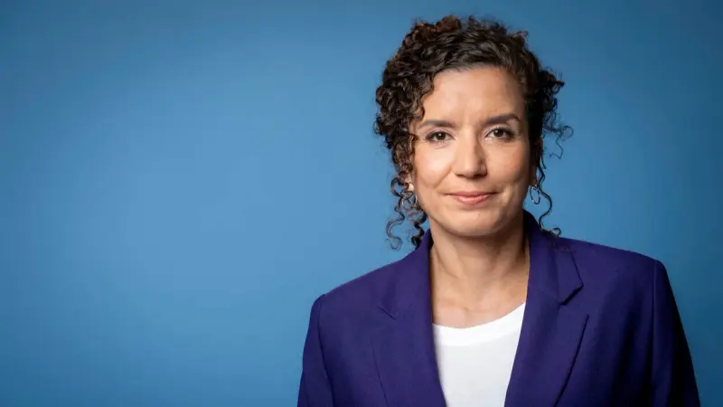 "مغربية الأصل".. من هي نورة أشهبار وزيرة المالية الجديدة في هولندا؟