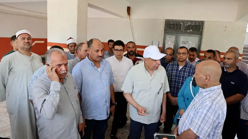 محافظ المنيا يوبخ مدير مدرسة ويثير حالة من الجدل في مصر