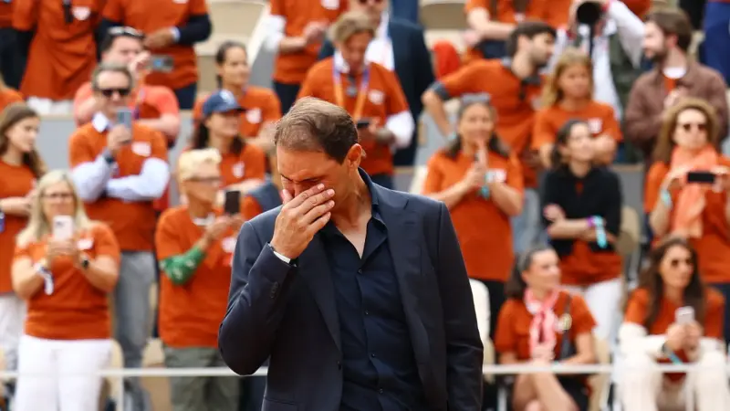 فيديو وصور - دموع نادال تتصدر حفل تكريمه في "رولان غاروس"