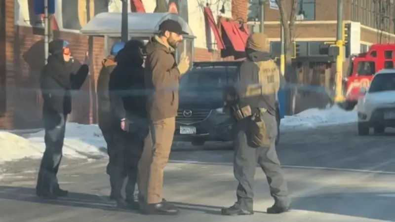 واشنطن تبرّر تصرفات ضباط الهجرة بعد مقتل ممرض أميركي