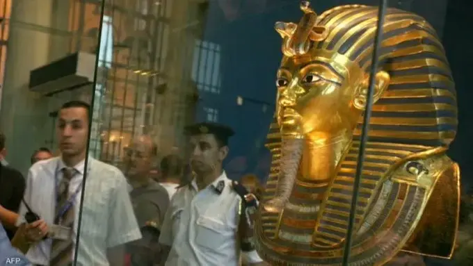 نقل القناع الذهبي لتوت عنخ آمون إلى المتحف المصري الكبير